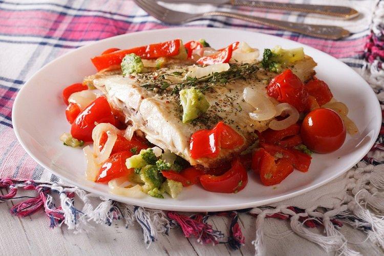 Zapečená platesa s paradajkami a bazalkou Zapečená platesa s paradajkami a bazalkou