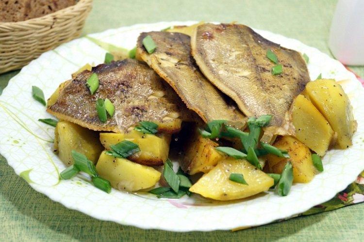 Platesa so zemiakmi v rúre Platesa so zemiakmi v rúre