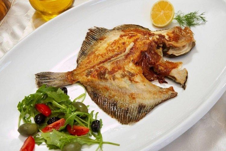Pečená platesa s cibuľou Pečená platesa s cibuľou