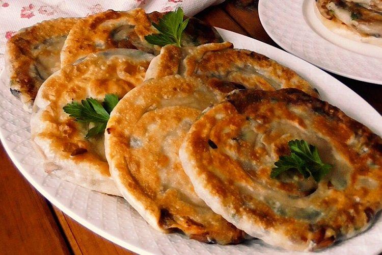 Palacinky s hubami na panvici Palacinky s hubami na panvici