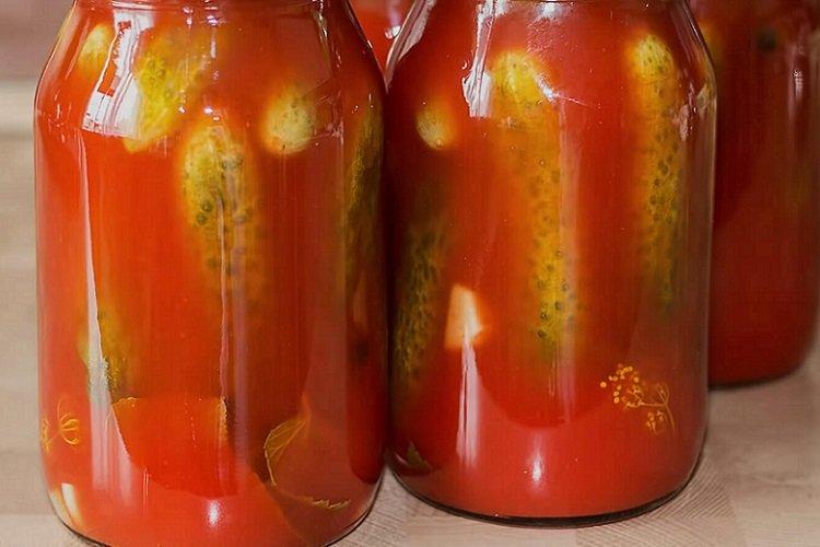 Uhorky v paradajkovej omáčke na zimu Uhorky v paradajkovej omáčke na zimu