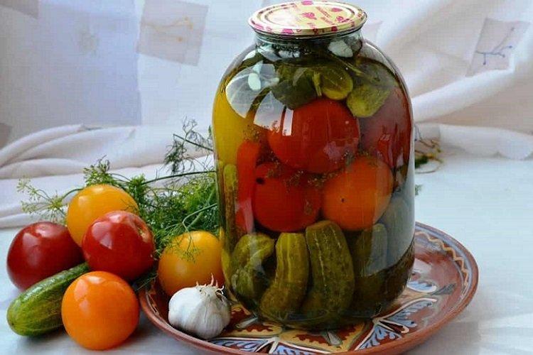 Nakladané uhorky s paradajkami Nakladané uhorky s paradajkami