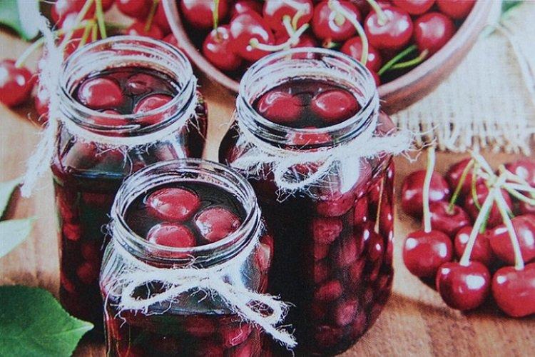Čerešne vo vlastnej šťave v pomalom hrnci Čerešne vo vlastnej šťave v pomalom hrnci