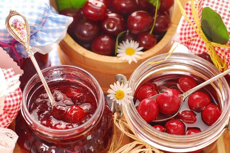 Čerešne so škoricou vo vlastnej šťave Čerešne so škoricou vo vlastnej šťave