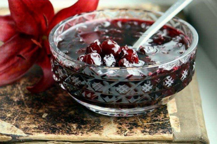 Džem z čiernych ríbezlí a čerešní Džem z čiernych ríbezlí a čerešní