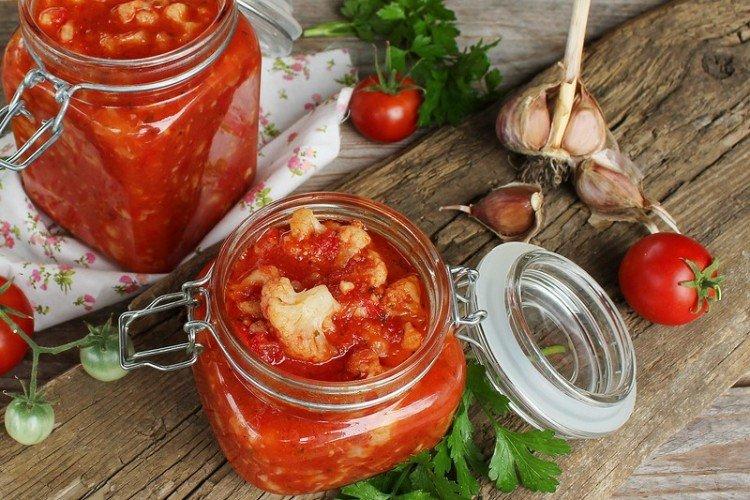 Šalát s paradajkami a karfiolom na zimu Šalát s paradajkami a karfiolom na zimu