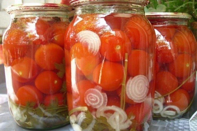 Šalát z čerešňových paradajok na zimu Šalát z čerešňových paradajok na zimu