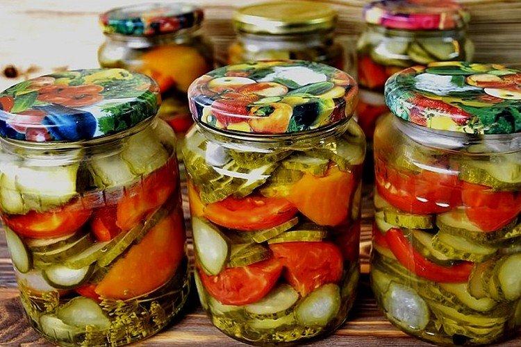 Šalát s paradajkami a uhorkami na zimu Šalát s paradajkami a uhorkami na zimu
