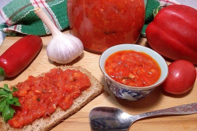 Adjika z paradajok bez varenia Adjika z paradajok bez varenia