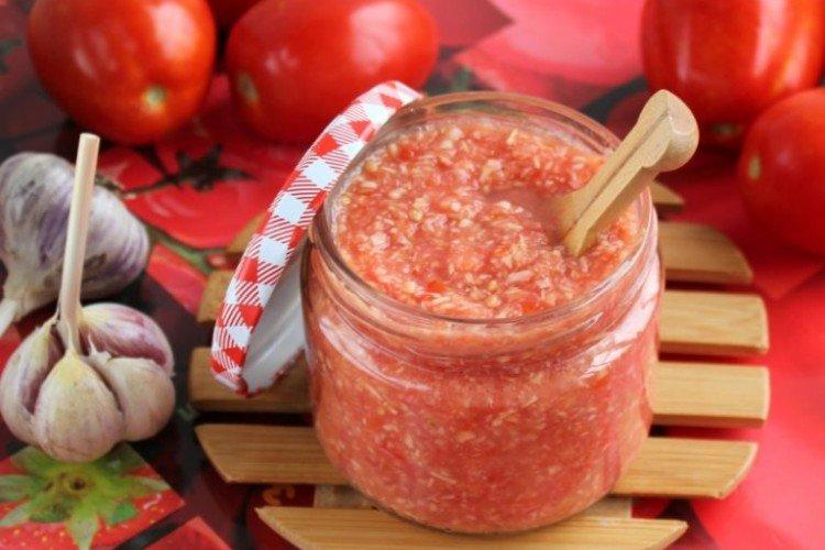 Adjika z paradajok s chrenom Adjika z paradajok s chrenom