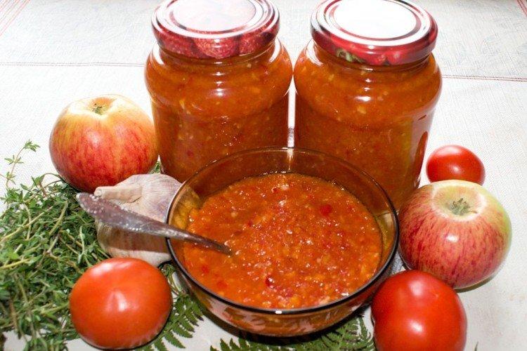 Pikantná adžika s paradajkami a cibuľou Pikantná adžika s paradajkami a cibuľou