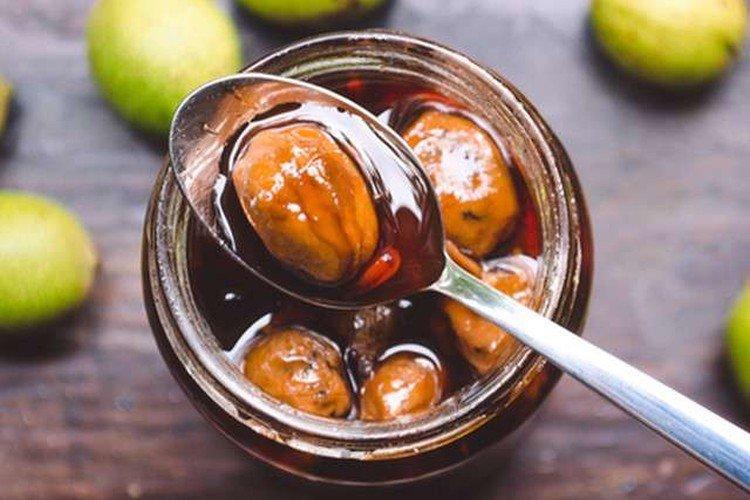 Zelený orechový džem s cukrom Zelený orechový džem s cukrom