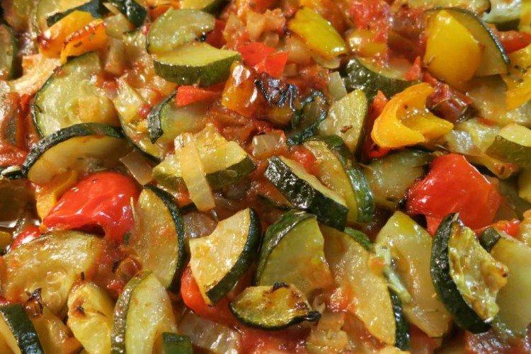 Zeleninu popražíme s jablkami a kyslou smotanou Zeleninu popražíme s jablkami a kyslou smotanou