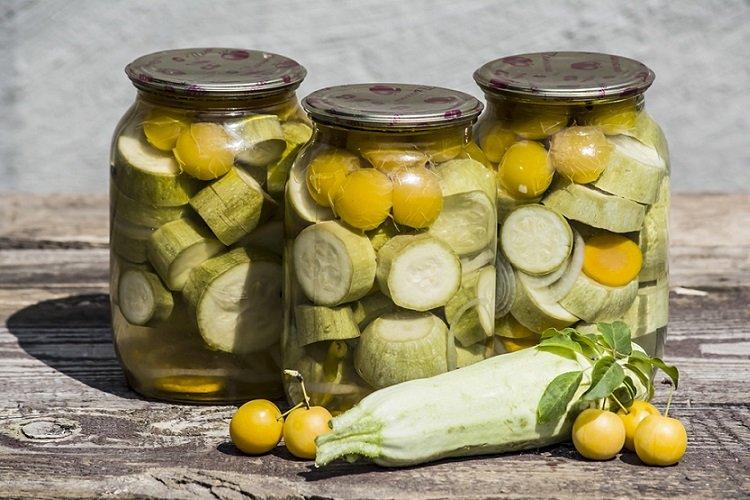 Cuketa marinovaná s višňovou slivkou Cuketa marinovaná s višňovou slivkou