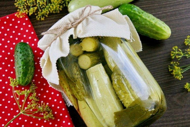 Nakladaná cuketa s uhorkami Nakladaná cuketa s uhorkami