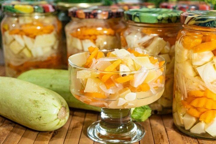 Cuketa marinovaná s mrkvou a jablkami Cuketa marinovaná s mrkvou a jablkami