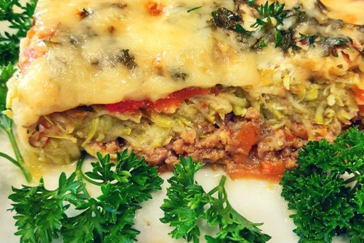 Cuketový koláč s paradajkami a mletým mäsom Cuketový koláč s paradajkami a mletým mäsom