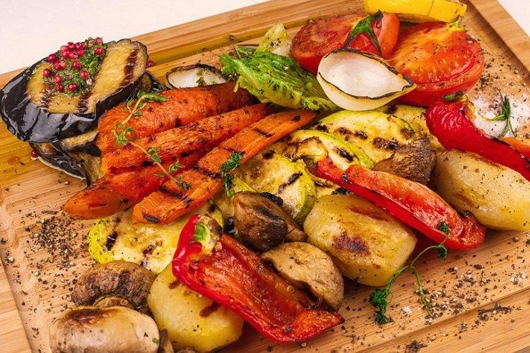 Grilovaná zelenina s olejom a korením Grilovaná zelenina s olejom a korením