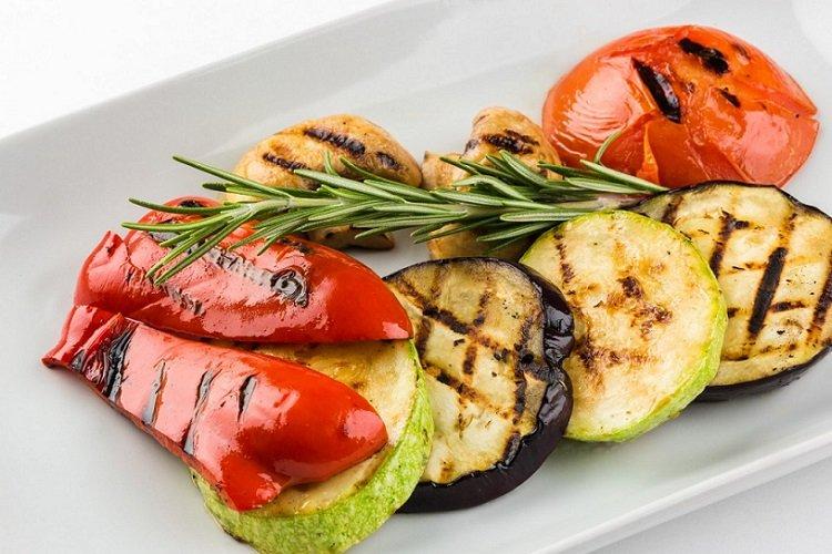 Grilovaná zelenina s pomarančovým džúsom a rozmarínom Grilovaná zelenina s pomarančovým džúsom a rozmarínom
