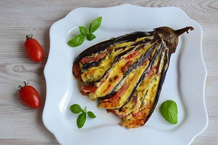 Baklažán so syrom a paradajkami na grile Baklažán so syrom a paradajkami na grile