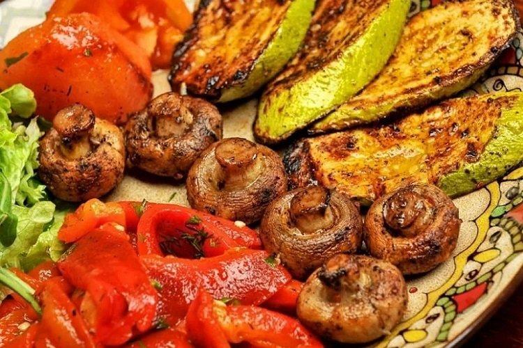Grilovaná sladká a kyslá zelenina Grilovaná sladká a kyslá zelenina