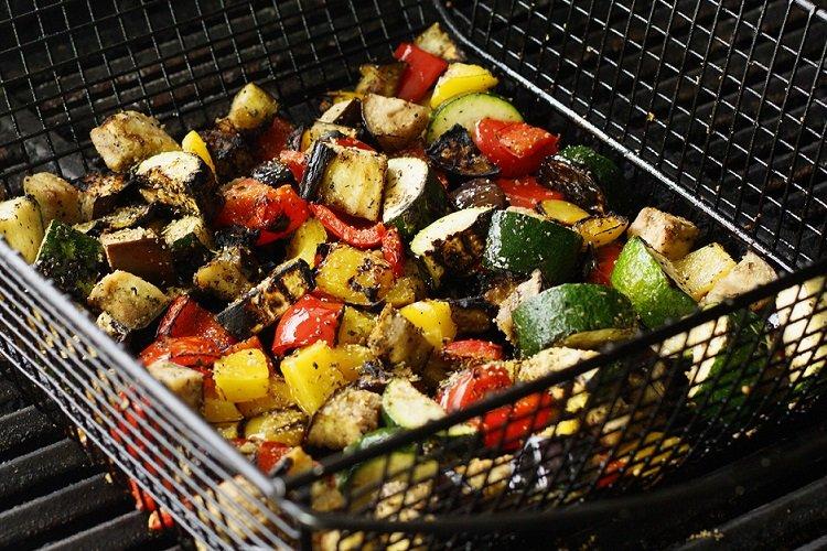 Grilovaná zelenina s majonézou a korením Grilovaná zelenina s majonézou a korením