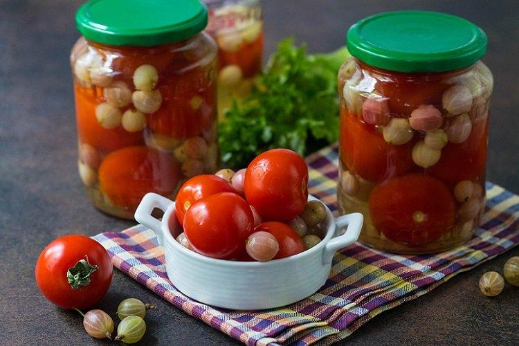 Nakladané paradajky s egrešom Nakladané paradajky s egrešom