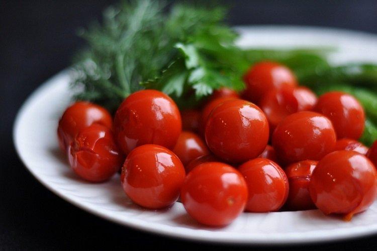 Nakladané paradajky bez octu Nakladané paradajky bez octu