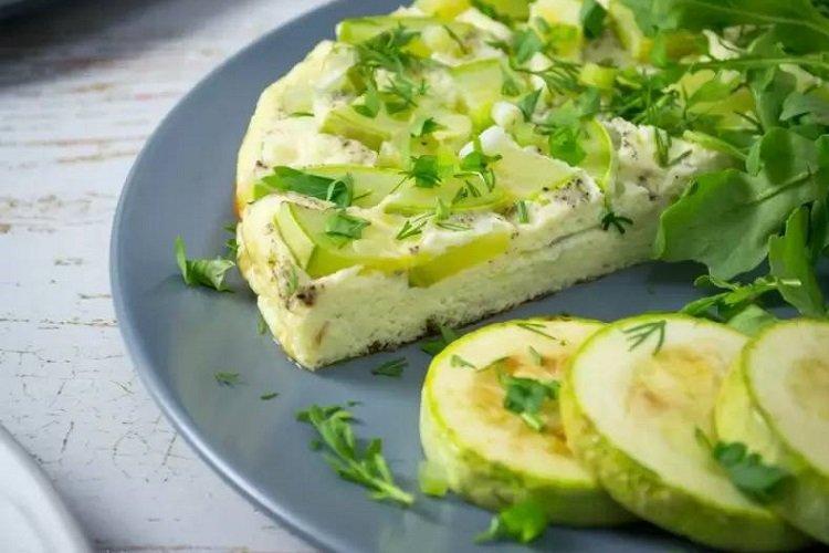 Omeleta s cuketou a bylinkami na panvici Omeleta s cuketou a bylinkami na panvici