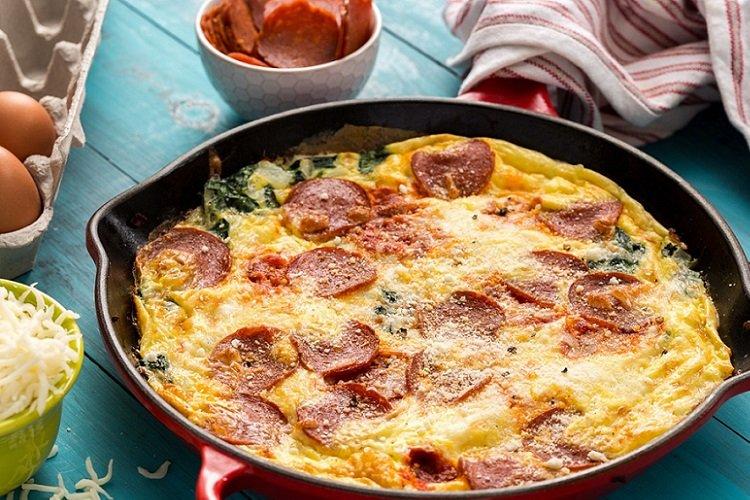 Omeleta s cuketou, klobásou a syrom Omeleta s cuketou, klobásou a syrom