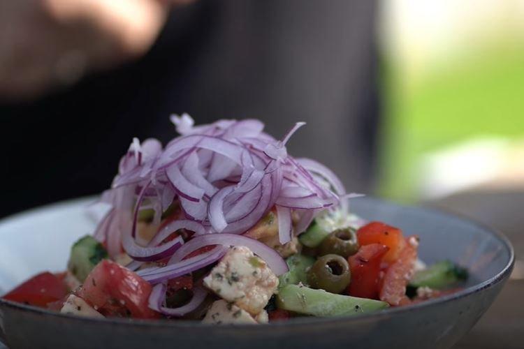 Grécky šalát so syrom feta - recept krok za krokom s fotografiou Grécky šalát so syrom feta - recept krok za krokom s fotografiou