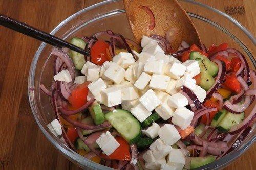 Grécky šalát s dresingom z medovej horčice - recept krok za krokom Grécky šalát s dresingom z medovej horčice - recept krok za krokom