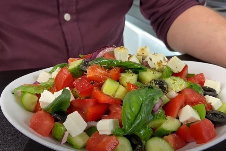Grécky šalát s balzamikovým octom - recept krok za krokom s fotografiou Grécky šalát s balzamikovým octom - recept krok za krokom s fotografiou