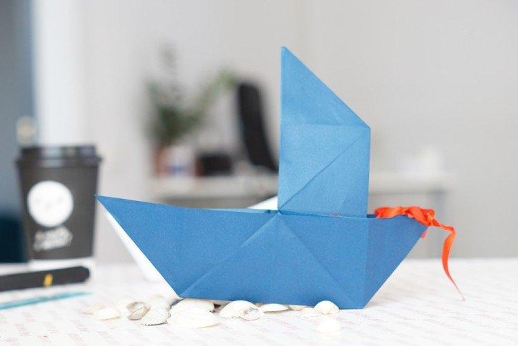 DIY papierový čln s jednou plachtou DIY papierový čln s jednou plachtou