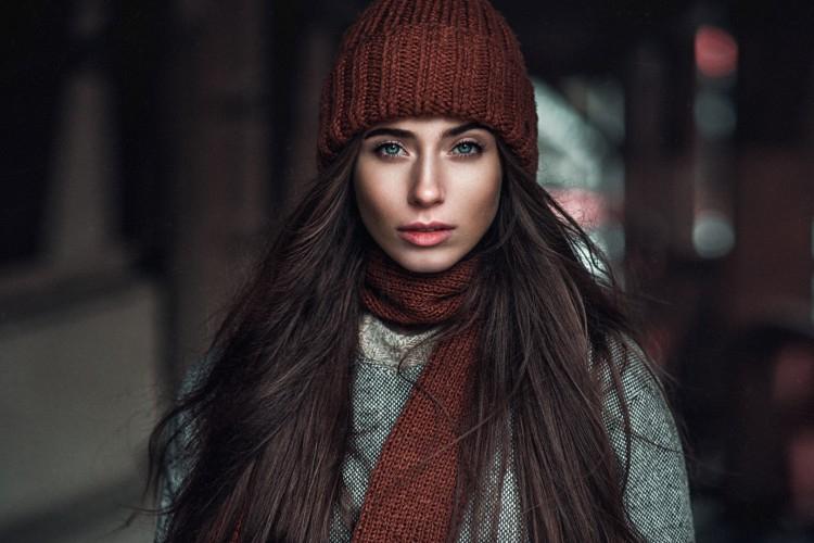 10 astuces pour garder le volume des cheveux sous un chapeau