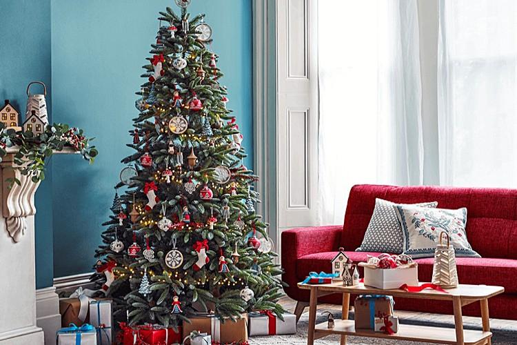 Comment décorer un sapin de Noël pour le Nouvel An 2021: belles idées et façons