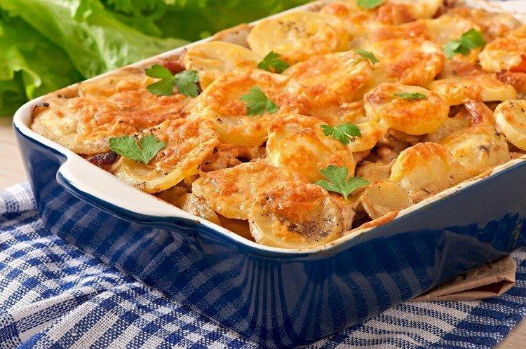 Pečené zemiaky v rúre s paradajkami a bazalkou - recepty Pečené zemiaky v rúre s paradajkami a bazalkou - recepty