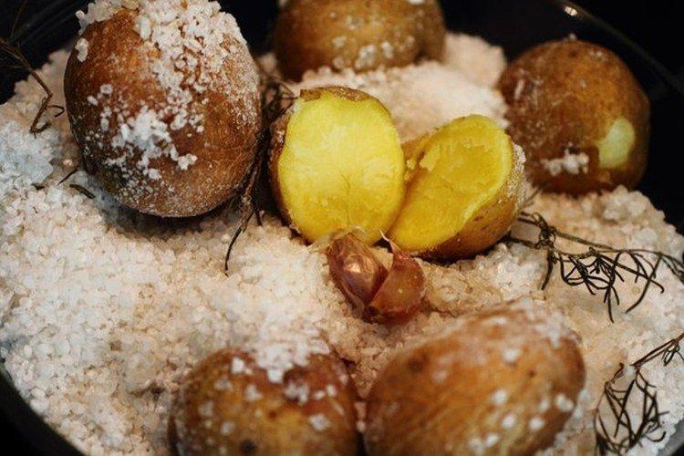Pečené zemiaky v rúre v hrubozrnnej soli - recepty Pečené zemiaky v rúre v hrubozrnnej soli - recepty