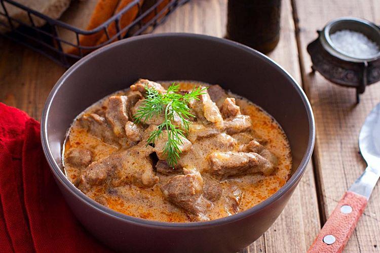 Klasikinis jautienos stroganoffas: 10 nuoseklių receptų