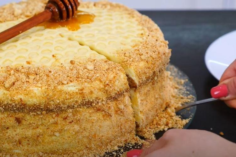 Klasický medový koláč s tekutými koláčmi - recept krok za krokom s fotografiou Klasický medový koláč s tekutými koláčmi - recept krok za krokom s fotografiou