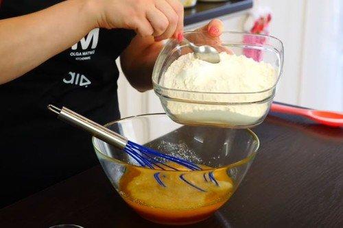 Klasický medový koláč s tekutými koláčmi - recept krok za krokom Klasický medový koláč s tekutými koláčmi - recept krok za krokom