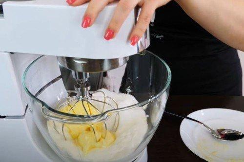 Klasický medový koláč s tekutými koláčmi - recept krok za krokom Klasický medový koláč s tekutými koláčmi - recept krok za krokom