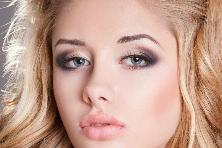 Make -up pre modré oči a blond vlasy Make -up pre modré oči a blond vlasy