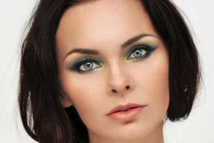 Make -up pre zelené oči a tmavé vlasy Make -up pre zelené oči a tmavé vlasy