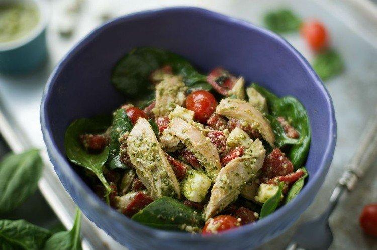 Kurací a pesto šalát - novoročné šaláty bez receptov na majonézu Kurací a pesto šalát - novoročné šaláty bez receptov na majonézu