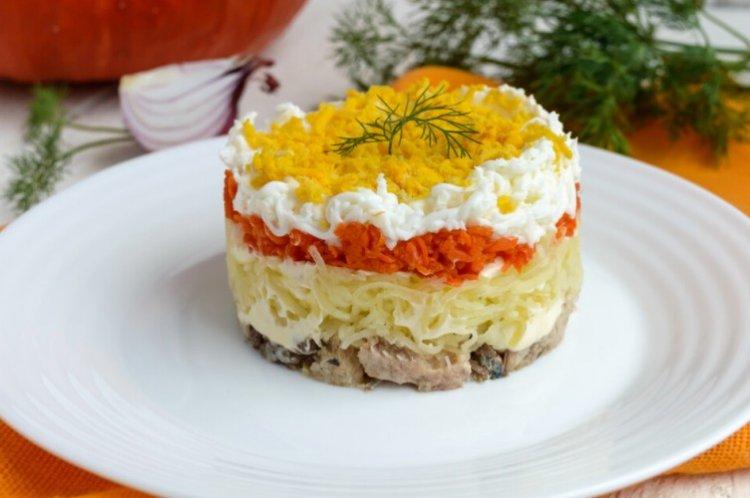 Mimosa s tvarohom - novoročné šaláty bez receptov na majonézu Mimosa s tvarohom - novoročné šaláty bez receptov na majonézu