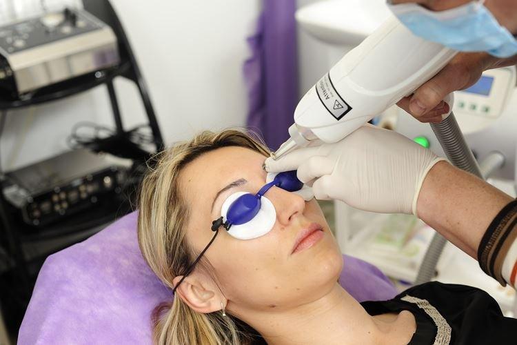 Je možné odstrániť trvalý make -up obočia? Je možné odstrániť trvalý make -up obočia?