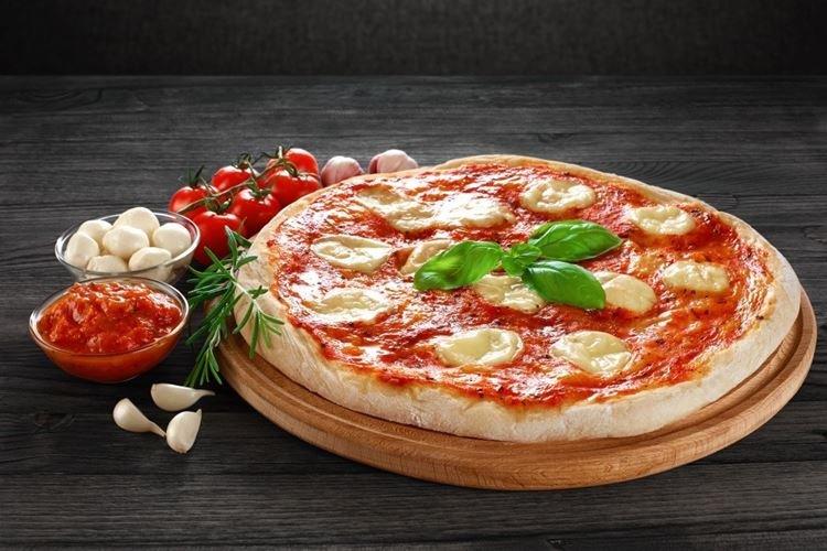 Pizza Margarita - recept na pizzu v rúre doma Pizza Margarita - recept na pizzu v rúre doma