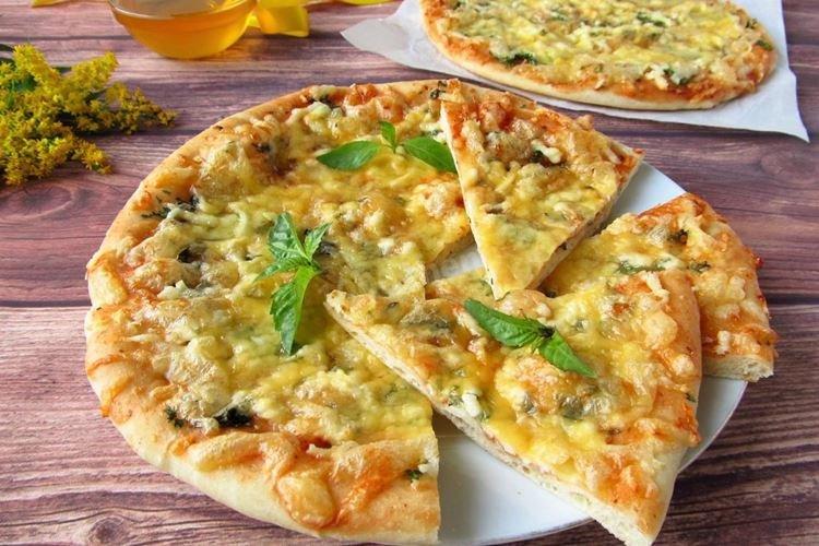 Syr Pizza 4 na cesto s bylinkami - recept na pizzu v rúre doma Syr Pizza 4 na cesto s bylinkami - recept na pizzu v rúre doma