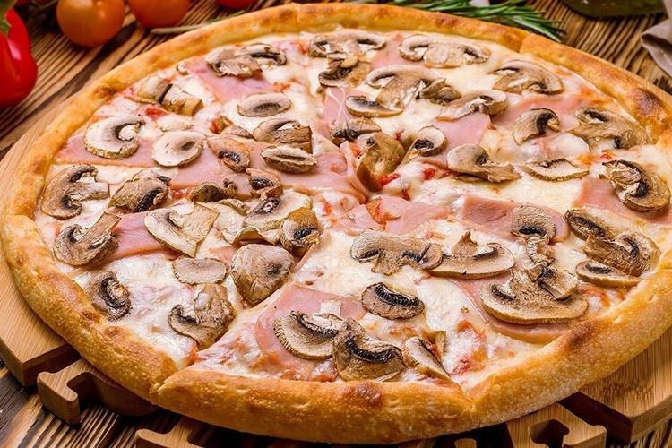 Pizza na cesto bez kvasníc so šampiňónmi a šunkou - recept na pizzu v rúre doma Pizza na cesto bez kvasníc so šampiňónmi a šunkou - recept na pizzu v rúre doma